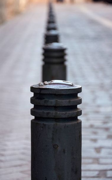 Una escena callejera capturando una fila de pilonas - Foto, imagen