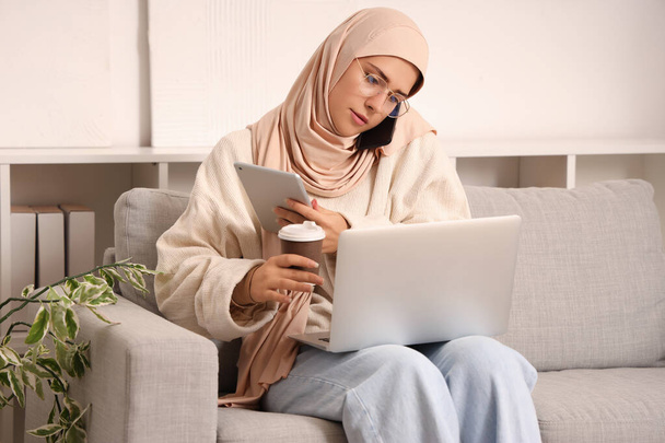 自宅で働く忙しいイスラム教徒の女性 - 写真・画像