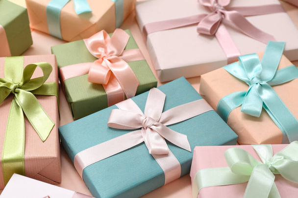 Muchas cajas de regalo sobre fondo rosa. Día Internacional de la Mujer - Foto, imagen