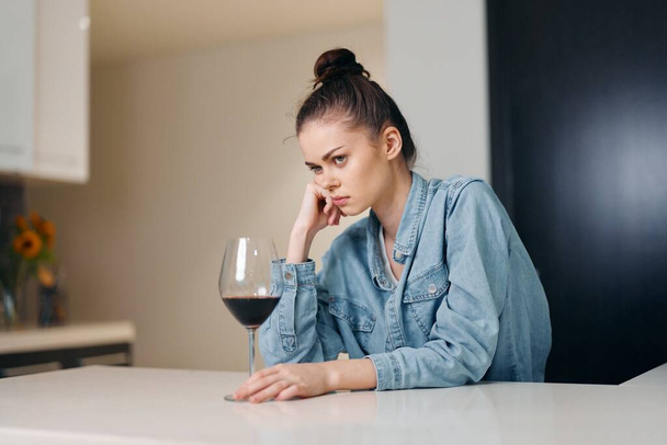 Mujer solitaria y deprimida bebiendo vino sola en casa - Foto, imagen