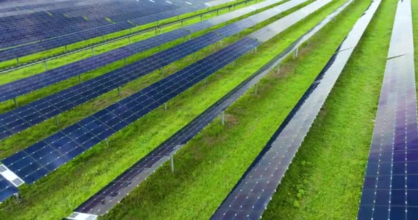 Hernieuwbare elektriciteit zonder uitstoot. Duurzame elektriciteitscentrale met vele rijen fotovoltaïsche zonnepanelen voor de productie van schone elektrische energie. - Video