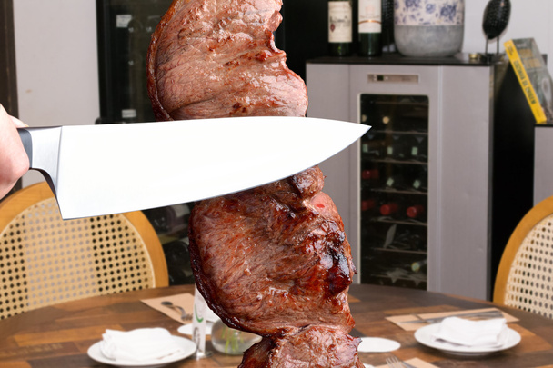 Жареное мясо, нарезанное ножом
 - Фото, изображение