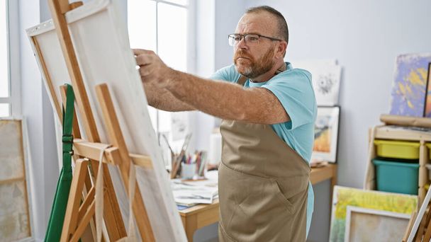 Homem branco artista desenho no estúdio de arte - Foto, Imagem