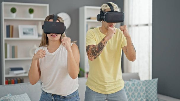 Bella coppia che gioca a boxe videogioco utilizzando occhiali di realtà virtuale a casa - Foto, immagini