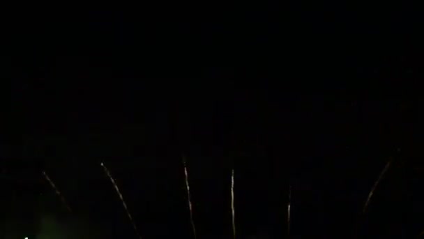 Mehrere Feuerwerke am dunklen Himmel über der Stadt  - Filmmaterial, Video