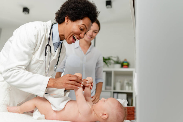 pediatra examinando bebê pequeno no hospital - Foto, Imagem