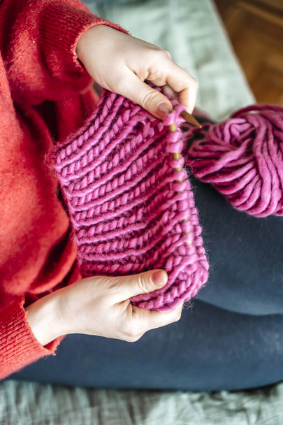 Lavorare a maglia di lana. hobby domestico in inverno. Maglieria vestiti caldi invernali. Foto di alta qualità - Foto, immagini