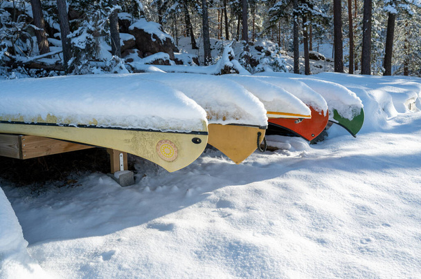 Kolorowe kajaki leżące pokryte śniegiem w zimie Motala Szwecja 9 lutego 2024 - Zdjęcie, obraz
