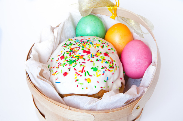 Easter cake and colored eggs - Foto, afbeelding