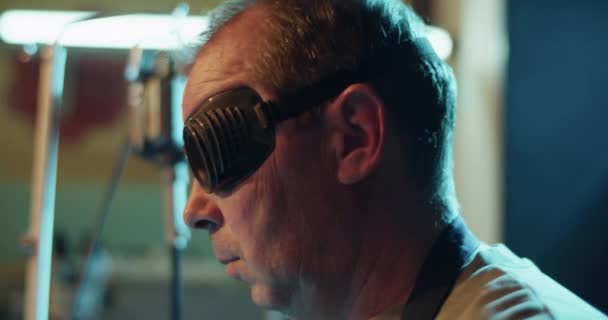 Nakloňte ruční záběr samce zlatníka v ochranných brýlích pomocí plynové hořáky při tavení stříbra v klenotnictví - Záběry, video