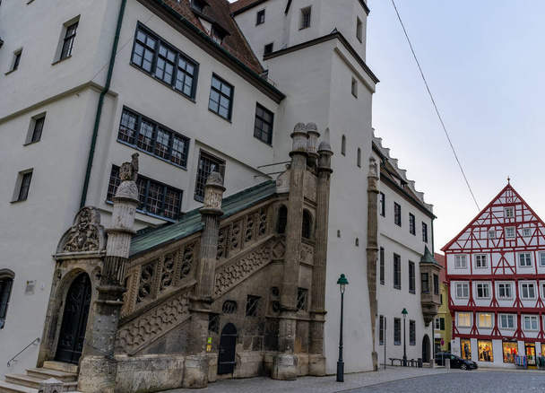 oude straat met gemeentehuis Noerdlingen, bavaria germany - Foto, afbeelding