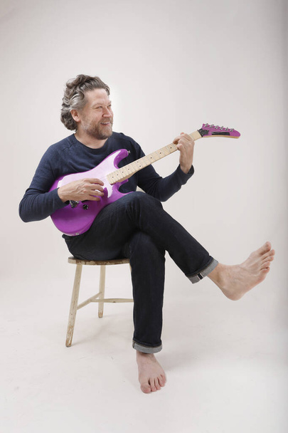 homem praticando guitarra sentado estúdio atirar - Foto, Imagem