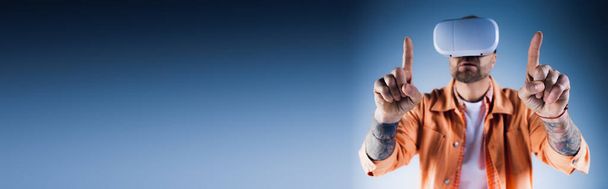 Turuncu ceketli bir adam stüdyoda duruyor barış ve birlik için iki parmağını kaldırıyor.. - Fotoğraf, Görsel