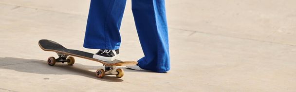 Mladá Afroameričanka klouže na skateboardu po městském chodníku, vyzařuje svobodu a rozjařenost. - Fotografie, Obrázek