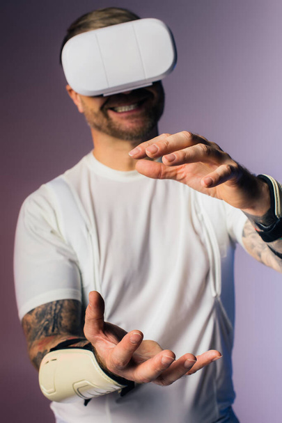 Egy fehér pólós férfi felfedezi a virtuális valóságot egy stúdióban, fehér VR headsetet viselve.. - Fotó, kép