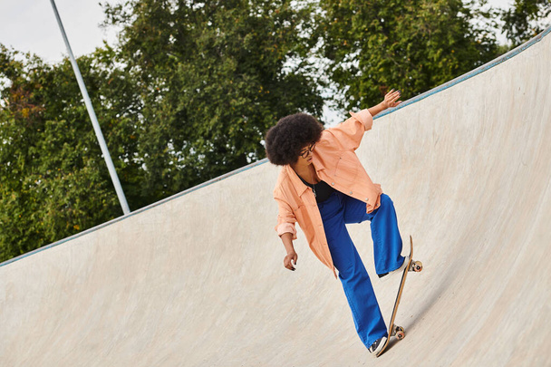 Um homem ousado monta um skate até o lado de uma rampa em uma impressionante exibição de habilidade e coragem no parque de skate. - Foto, Imagem