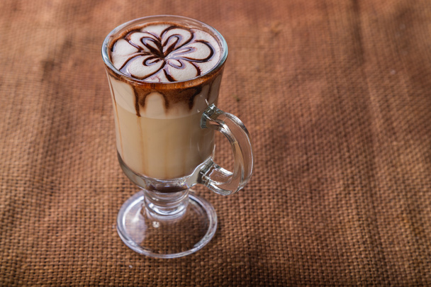 Latte káva na stůl - Fotografie, Obrázek