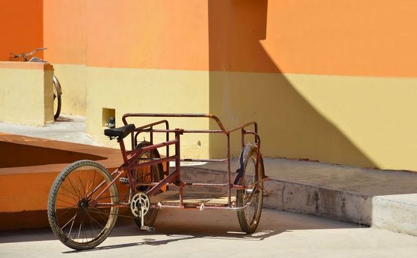 Tres pequeñas bicicletas en México
 - Foto, Imagen