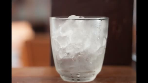 Pohár jeges limonádét - Timelapse - Felvétel, videó