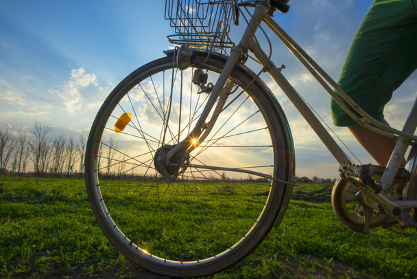 farbiges Fahrrad bei sonnigem Tag, Fahrradserie - Foto, Bild