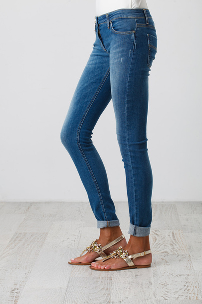 femme en jeans - Photo, image