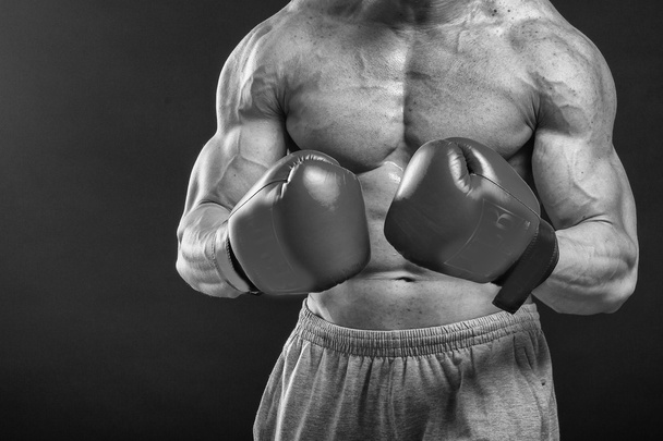 Человек в боксёрских перчатках
 - Фото, изображение