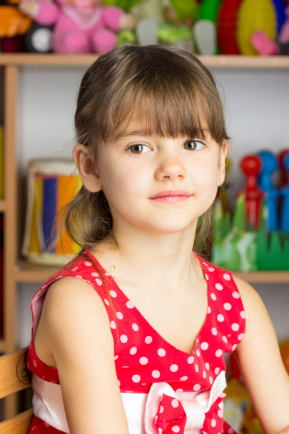 白い水玉模様の 6 歳女児ブロンドの髪、赤いドレス - 写真・画像