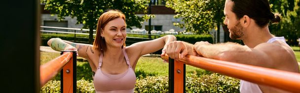 Muž a žena ve sportovním oblečení stojí při sobě, plní energie a soustředí se na venkovní cvičení - Fotografie, Obrázek