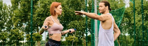 Spor giyimli bir kadın dışarıda duruyor, kişisel antrenör tarafından motive ediliyor.. - Fotoğraf, Görsel