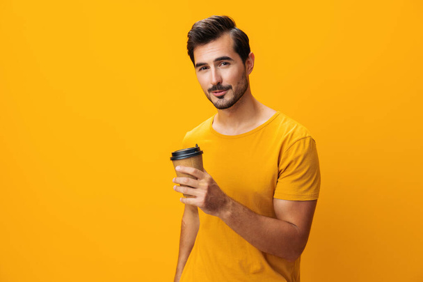 Ενέργεια άνθρωπος στούντιο κούπα ποτό hipster τσάι ζεστό χαρτί καφέ φλιτζάνι t-shirt - Φωτογραφία, εικόνα