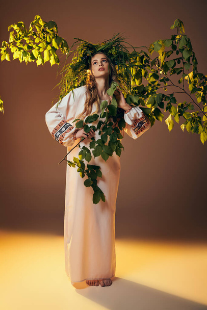 Een jonge mavka in een traditionele outfit, houdt elegant een plant in een sprookjesachtige en fantasiegeïnspireerde studio-setting. - Foto, afbeelding