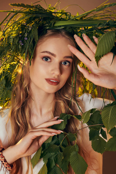 Een jonge vrouw in een traditionele outfit versierd met een krans van bladeren, stralende schoonheid in een sprookjesachtige en fantasievolle setting. - Foto, afbeelding