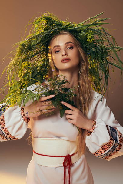Egy fiatal nő, hagyományos ruhában díszítve, díszes virágkoszorút visel a fején egy tündér és fantázia stúdióban.. - Fotó, kép