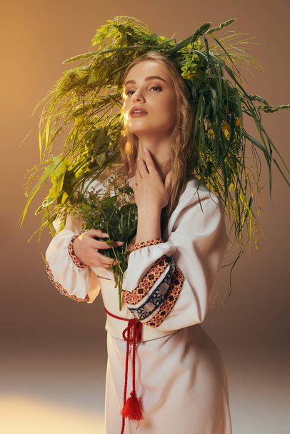 Una giovane donna in un abito bianco tiene delicatamente una pianta vibrante in un ambiente da studio a tema fata e fantasia. - Foto, immagini