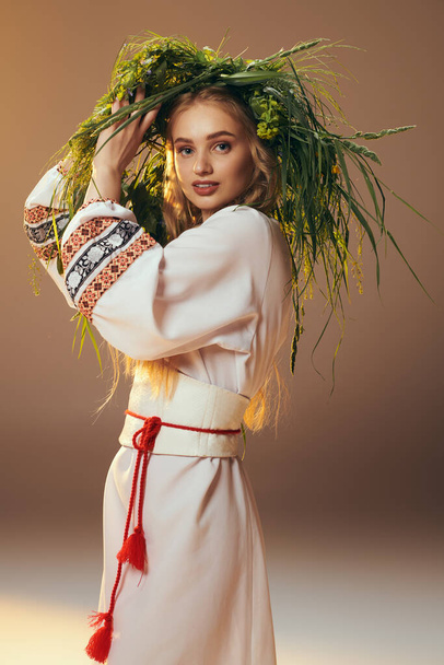 Молодая женщина в белом платье, украшенном нежным венком на голове, источает мистический шарм в студии. - Фото, изображение