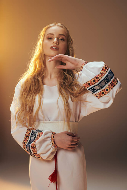 Uma jovem donzela vestida de branco posa graciosamente, incorporando uma aura de fadas e fantasia em um estúdio. - Foto, Imagem