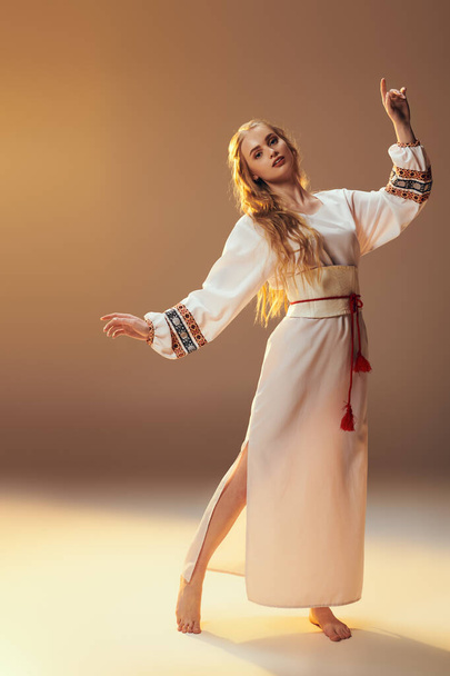 Un giovane mavka in abito bianco tradizionale danza con grazia in un ambiente fata e fantasia. - Foto, immagini