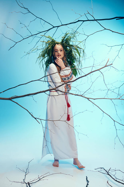 白いドレスを着た若い女性は,雄大な木の前に優雅に立って,倫理的な雰囲気を除いて. - 写真・画像