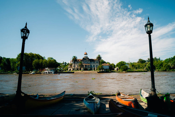 Panoramiczny widok łodzi na rzece Tigre - Tigre, Buenos Aires, Argentyna. Wysokiej jakości zdjęcie - Zdjęcie, obraz