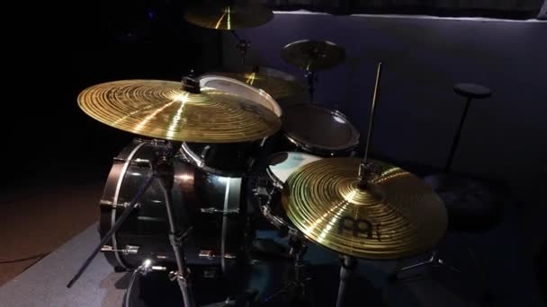 Estudio de ensayo musical en la sala Primer plano del kit de batería negro en el estudio Conjunto de músicos con diferentes tambores Instrumentos de batería Dark Rock Metal Style Cymbal Oriented - Metraje, vídeo