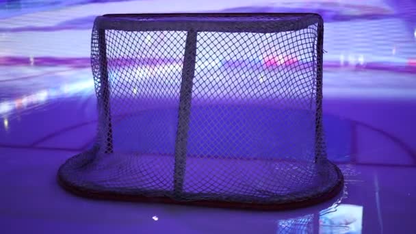 Jääkiekkoilija ampuu useita kiekkoja kohteisiin portilla, lähikuva
 - Materiaali, video