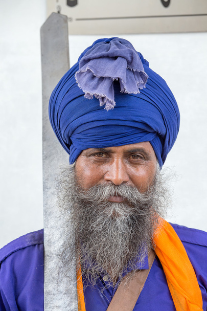 Sikh man visiting the Golden Temple in Amritsar, Punjab, India.  - Zdjęcie, obraz