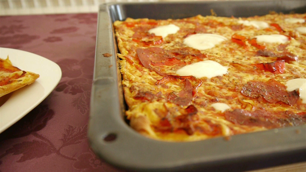 Home made pizza cutting - Filmati, video