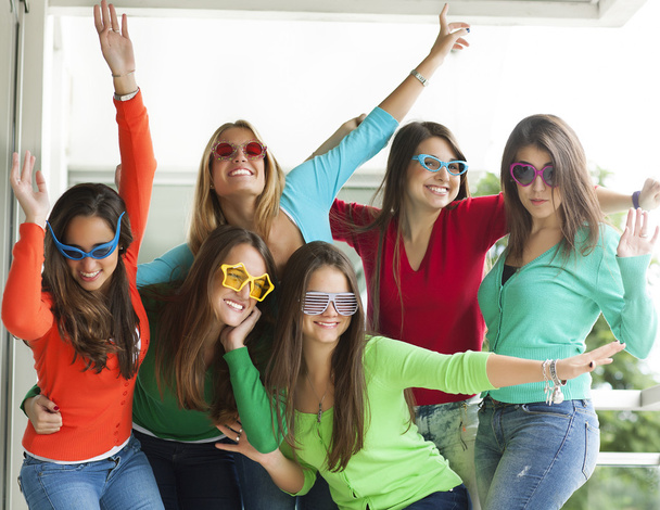 Lachende tieners met grappige bril - Foto, afbeelding