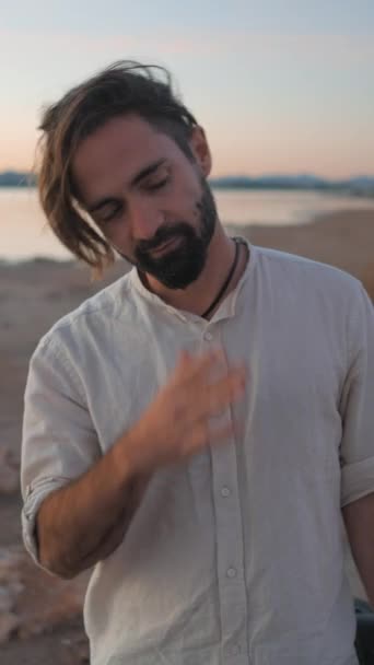 Ισπανός hipster άνθρωπος με κιθάρα με τα πόδια από την Torrevieja Pink λίμνη στο ηλιοβασίλεμα, Αλικάντε - Κάθετη FullHD βίντεο - Πλάνα, βίντεο