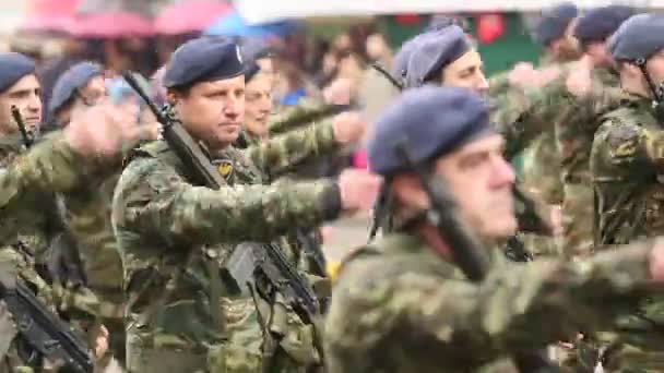 A nemzeti ünnep katonai parádé - Felvétel, videó