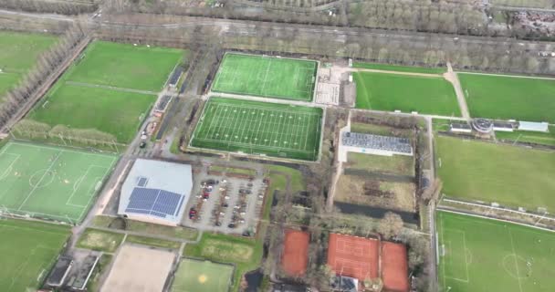 luchtfoto drone video van amateursport en recreatie in Nederland. Sportclubs en veldfaciliteiten, voetbal, tennis, Amerikaans voetbal. - Video