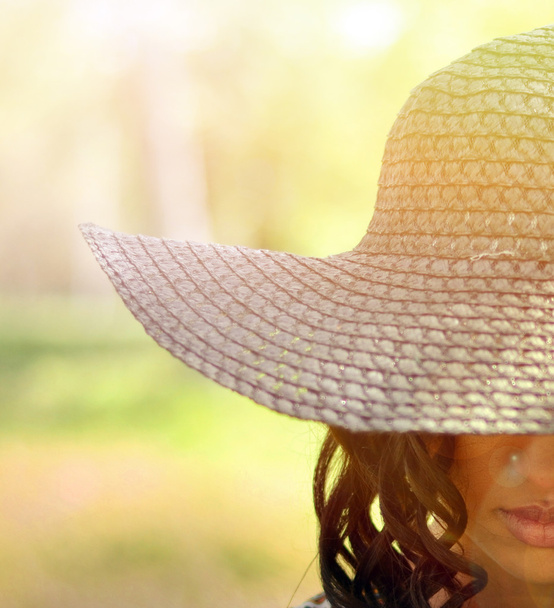 portret pięknej dziewczyny z kręconymi włosami i Słomkowy kapelusz w ret - Zdjęcie, obraz