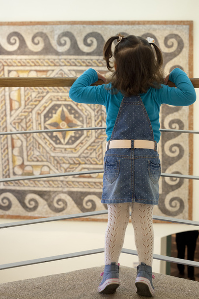 observando o mosaico romano
 - Foto, Imagem