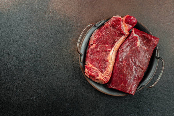 Nastavit černý angus hlavní hovězí steak odrůdy na tmavém pozadí. Typy steaků. pohled shora - Fotografie, Obrázek